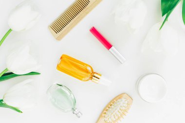 Hareketli arka plan üzerinde Lale ile çeşitli Kozmetik ürünlerin Üstten Görünüm