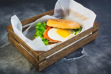 Yumurta, marul ve Somon Balık lezzetli Burger