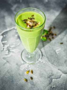 Ispanak, muz ve kabak çekirdeği ile sağlıklı yeşil smoothie.