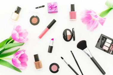 Çerçeve Lale çiçek ve kozmetik. Üstten Görünüm. Düz yatıyordu kadınsı Resepsiyon.