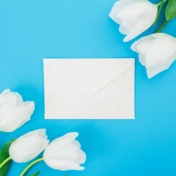 Composición Floral Con Tulipanes Sobre Blanco Sobre Fondo Azul Piso — Foto de Stock