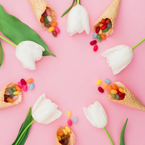 Квіткова Композиція Тюльпанами Різнокольоровими Цукерками Рожевому Фоні Плоский Прошарок Вид — стокове фото