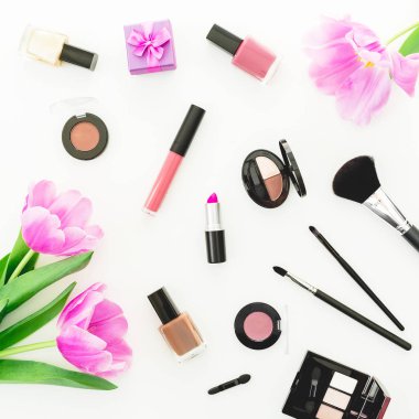 Güzellik kompozisyon Pembe Lale buketi, kozmetik ve hediye kutusu beyaz arka plan üzerinde yapılmış. Üstten Görünüm. Düz yatıyordu kadınsı Resepsiyon.