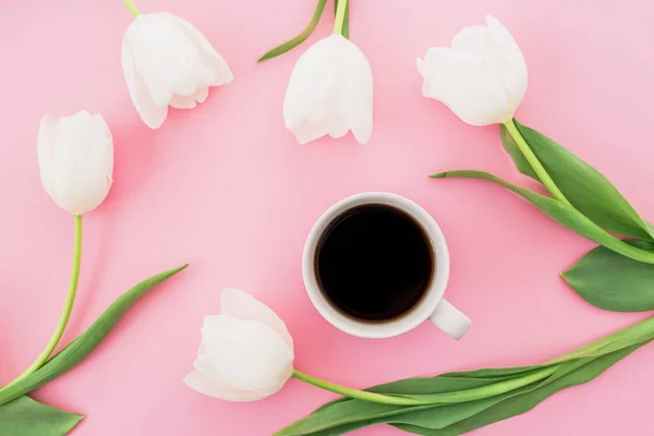 Tulipanes Blancos Con Taza Café Sobre Fondo Rosa Concepto Bloguero — Foto de Stock