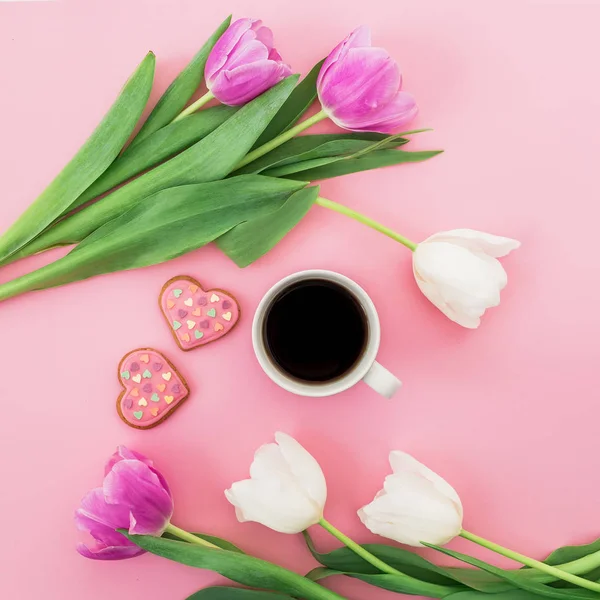 Composición Floral Con Tulipanes Galletas Taza Café Piso Tendido Vista — Foto de Stock