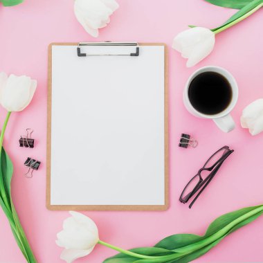 Üstten Görünüm olarak lale, ileti örneği ve pembe bir arka plan üzerinde kahve çevrili battaniye Pano