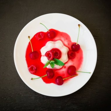 Meyve jöle ile hafif ve kiraz, karanlık masada lezzetli tatlı.