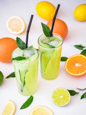 Serinletici içecek limon ve portakal. Yaz meyve kokteylleri