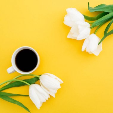 Kupa kahve Sarı zemin üzerine Beyaz Lale çiçek. Çiçek kavramı. Düz yatıyordu, en iyi görünümü.