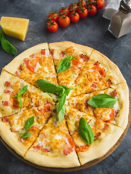 Пицца Беконом Сыром Помидорами Тёмном Фоне Вид Крупным Планом Вкусная — стоковое фото