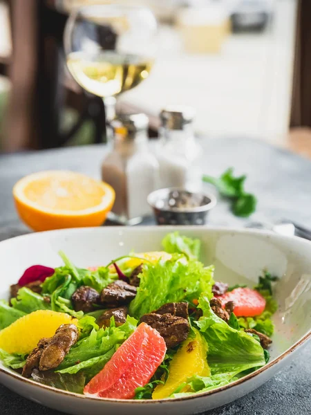 Bir Tabak Içinde Limon Marul Tavuk Karaciğer Salata Sağlıklı Gıda — Stok fotoğraf