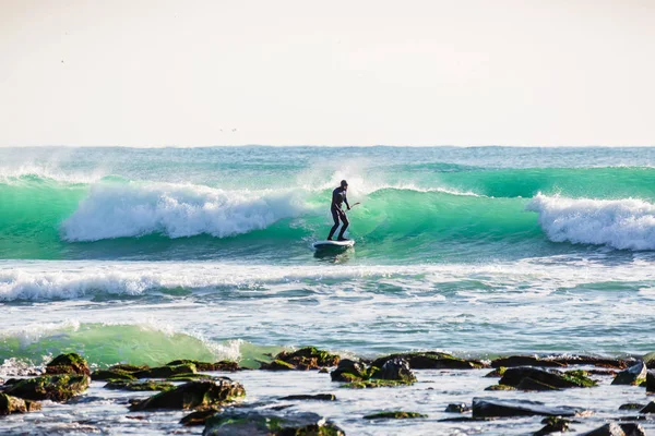冲浪者站起来 在蓝浪上桨板 海洋冬季冲浪 — 图库照片