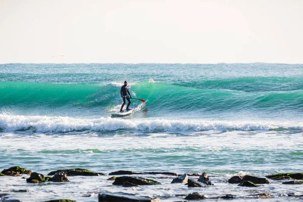 Surfer Auf Stand Paddle Board Auf Blauer Welle Wintersurfen Meer — Stockfoto