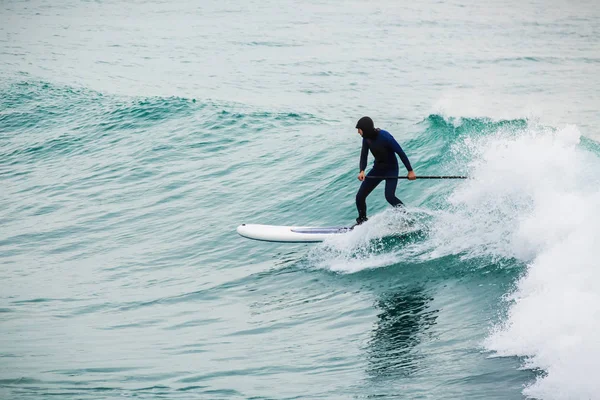 Surfer Auf Stand Paddle Board Auf Blauer Welle Wintersurfen Meer — Stockfoto