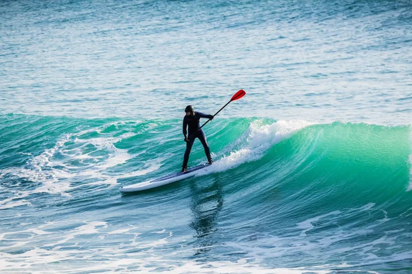 Surfer Auf Stand Paddle Board Auf Blauer Welle Wintersurfen Meer — Stockfoto