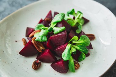 Pancar vejetaryen salatası yaptı. Doğal diyet gıda