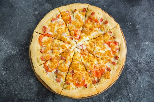 Вкусная Пицца Беконом Сыром Помидорами Тёмном Фоне Квартира Лежала Вид — стоковое фото