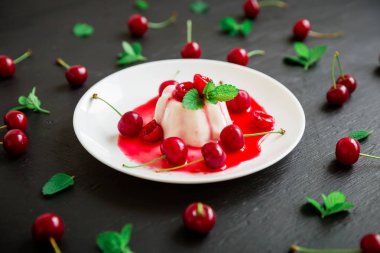 Meyve jöle ile hafif ve kiraz, karanlık masada lezzetli tatlı.