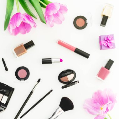 Çerçeve Lale çiçek ve kozmetik. Üstten Görünüm. Düz yatıyordu kadınsı Resepsiyon.