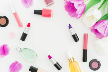 Çerçeve Lale çiçek ve kozmetik. Üstten Görünüm. Düz yatıyordu kadınsı Resepsiyon.
