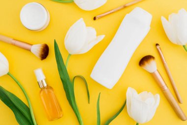 Hareketli arka plan üzerinde Lale ile çeşitli Kozmetik ürünlerin Üstten Görünüm