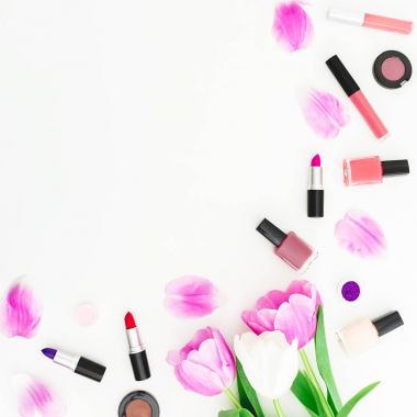 Çerçeve Lale çiçek ve kozmetik. Üstten Görünüm. Düz yatıyordu kadınsı Resepsiyon.