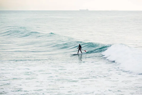 Sörfçü Raket Pano Mavi Dalga Üzerinde Ayağa Üzerinde Okyanusta Sörf — Stok fotoğraf