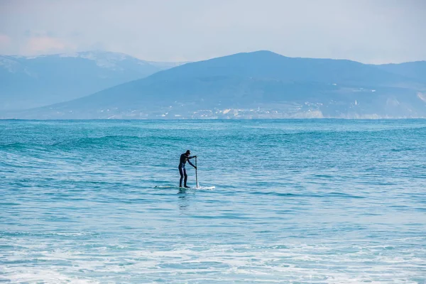 Surfer Stå Pagaj Bord Blå Bølge Vinter Surfing Havet - Stock-foto