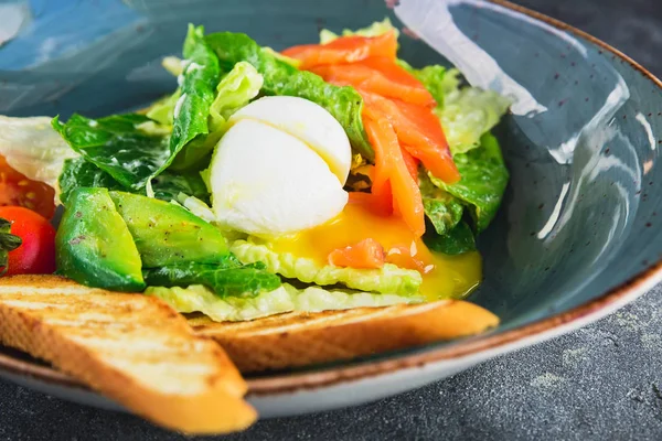 Sezar Salatası Yumurta Somon Avokado Kiraz Domates Kızarmış Ekmek — Stok fotoğraf