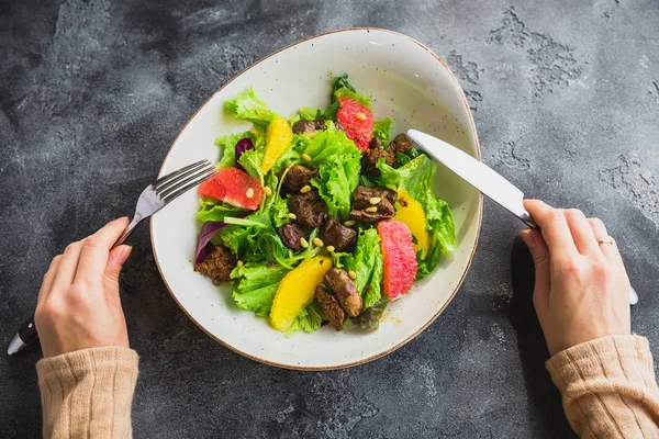 Limon Marul Izgara Tavuk Karaciğer Bir Plaka Kadınsı Ile Salata — Stok fotoğraf