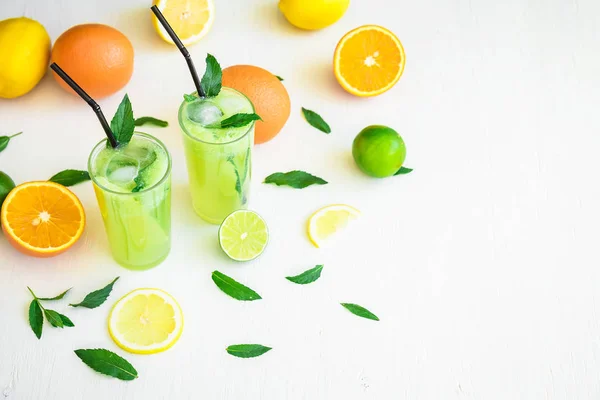 Uppfriskande Drink Med Lime Och Apelsiner Sommaren Fruktcocktail — Stockfoto