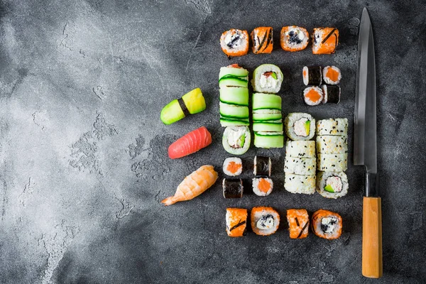 Sushi Rolos Fundo Escuro Espaço Para Cópia Deitado Vista Superior — Fotografia de Stock