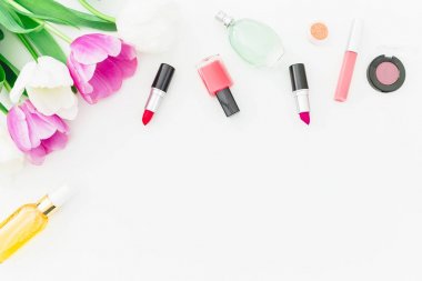 Çerçeve Lale çiçek ve kozmetik. Üstten Görünüm. Düz yatıyordu kadınsı Resepsiyon.