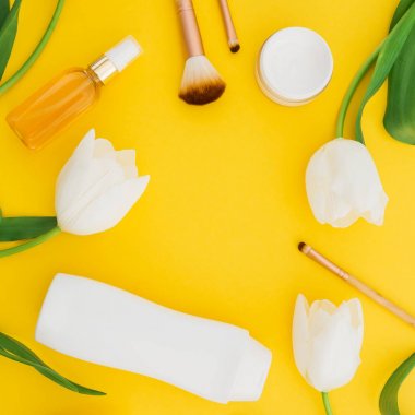 Hareketli arka plan üzerinde Lale ile çeşitli Kozmetik ürünlerin Üstten Görünüm