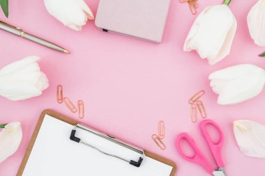 Lale ve pembe bir arka plan üzerinde farklı ileti örneği çevrili battaniye Pano Üstten Görünüm