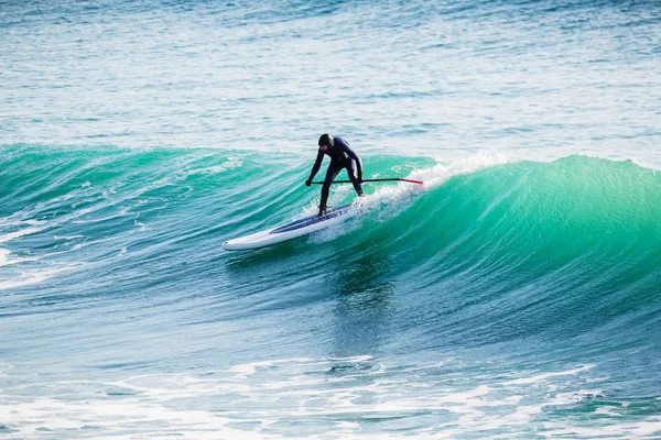 Серфер Дошці Весла Синій Хвилі Зимовий Серфінг Океані — стокове фото