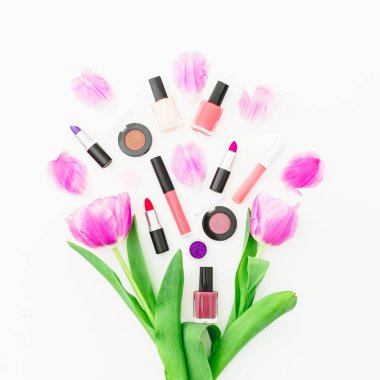 Çerçeve Lale çiçek ve kozmetik. Üstten Görünüm. Düz yatıyordu kadınsı Resepsiyon.