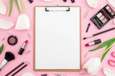 Karışıklık üstten görünüm kozmetik, ileti örneği ve Lale pembe tablo
