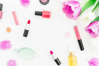 Çerçeve Lale çiçek ve kozmetik. Üstten Görünüm. Düz yatıyordu kadınsı Resepsiyon.