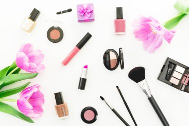 Çerçeve Lale çiçek ve kozmetik. Üstten Görünüm. Düz yatıyordu kadınsı Resepsiyon.