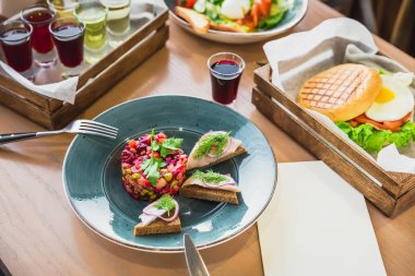 Geleneksel Rus pancar salatası salata sosu ile balık ekmek üzerinde