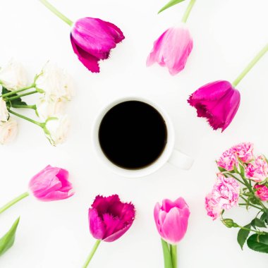 Lale, gül ve kahve ile çiçek kompozisyon. Düz yatıyordu, en iyi görünümü