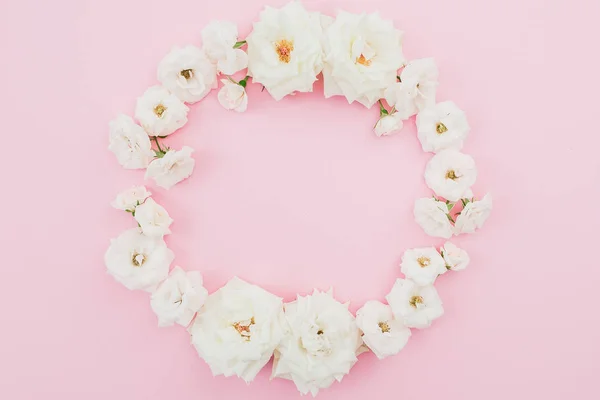 Marco Floral Flores Blancas Sobre Fondo Rosa Piso Tendido Vista — Foto de Stock