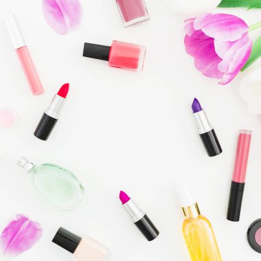 Hareketli arka plan üzerinde Lale ile çeşitli Kozmetik ürünlerin Üstten Görünüm