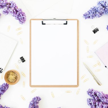 Pano, defter, kalem, leylak ve beyaz arka plan üzerinde aksesuarları ile çalışma alanı kompozisyon. Düz yatıyordu, en iyi görünüm. Güzellik blog kavramı. Freelancer Blogger