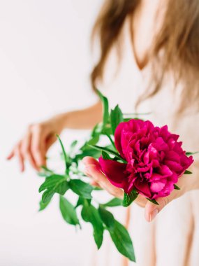 Şakayık, elinde tutan kadın. Romantik an