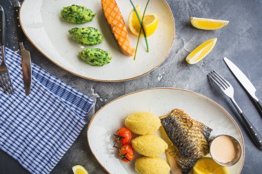 Yemekleri ile darı püresi, domates, limon dilimi ve karides restoranda sosu balık