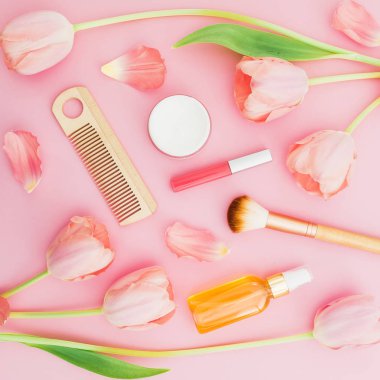 Kadın kozmetik, parfüm, tarak ve lale çiçekleri beyaz arka plan üzerinde. Güzellik blogger kompozisyon. Düz yatıyordu, en iyi görünümü