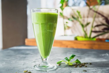 Ispanak, muz ve kabak çekirdeği ile sağlıklı yeşil smoothie.