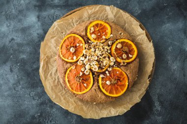 Narenciye ve gemide fındık ile lezzetli pasta. Closeup görünümü.